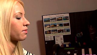 Glamour blondie fucked in the hallway