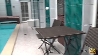 Hunt4k. sesso nella piscina privata