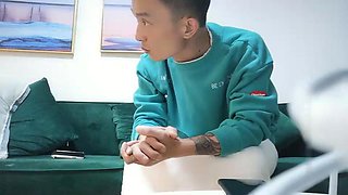 Amateur jungler has made a date with a pretty girl on the sofa 1