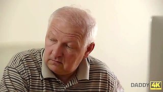 Daddy4k. entspannung auf dem schwanz vom vater ihres freundes