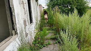 I found an abandoned building and dared to walk without clothes.