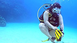 Naked duo has some fun scuba diving together