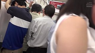 878 マスク越しのキスは最高の前戯美淑女に満員状態て息かかかるほと密着したらヘロキスを求められ
