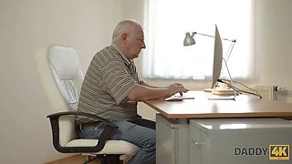 Daddy4k. pasándola bien sobre la polla de su suegro