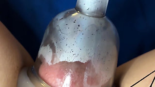 Sklavin S Pumps up Her Pussy!