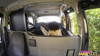 Curly-haired ebony gives a nice cunnilingus on the backseat