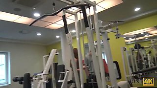 Hunt4k. naiver fitness-hase hat porno mit reichen männern anstatt zu trainieren