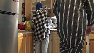 Marocaine Arab Wife with Big Ass Homemade Doggystyle Fucking in Kitchen