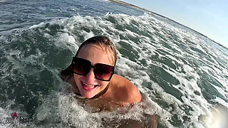 Wild Outdoor Extreme?! Amateur Wave Fuck Orgasm in the Middle of the Sea!