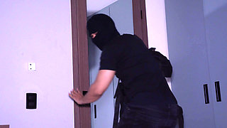 Stranger enters house thinking she was alone and finds a big-assed brunette