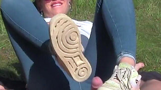 Sonniger Sonntag - Schuhe Riechen & Kicking Handjob
