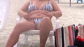 I show myself in a bikini on the beach and get on all fours to fuck my boss