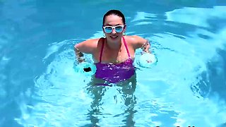 Oiled hottie blows personal trainer outside by the pool