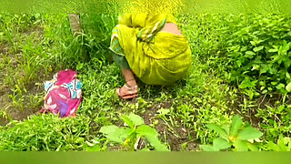 The desi daughter-in-law of the village is showing her bhosda to the brother-in-law in the open forest field and is provoking me by showing the pearl dirt that she is fingering me.