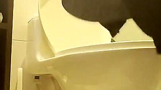 Me Masturbo En El Bano De Mi Vecina Sin Que Ella Se De Cuenta
