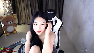 Beautiful Asian camgirl hot show