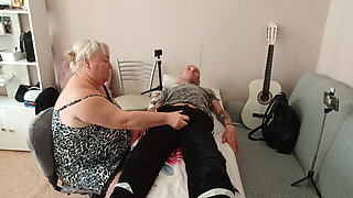 A Neighbor Came to Give a Blowjob to Swallow a Portion of Sperm