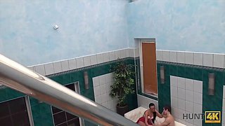 Hunt4k. hunter picked up tart anna rose for nice porn in personal pool