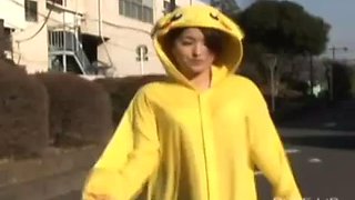 Pikachu H-Cosplay