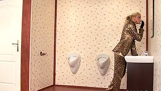 Hawt chick gives head at gloryhole and gets coverd in slime