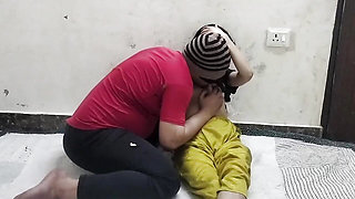 Desi aunty ko saman dene ke bahane pel diya