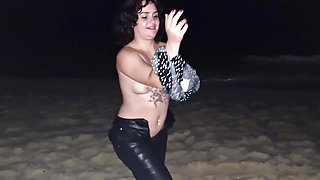 Naughty Teen Got Naked In The Sea At Night While Her Boyfriend Filmed