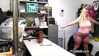 Fingering and drilling juicy pawg mommy