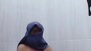 Mandi Sambil Colmek