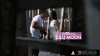 21 naturals - gorgeous beauty Lilu Moon gets her ass caked in jizz after sensual assfuck during photoshoot