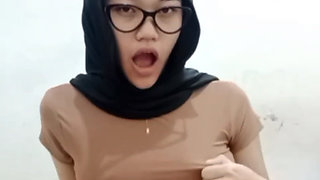 Horny Hijab Masturbation Until Wet