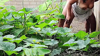 Follo a Madrastra India Al Aire Libre Hasta Dejar Su Concha Llena De Semen
