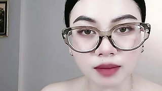 Bahenol ass girl masturbates with dildo