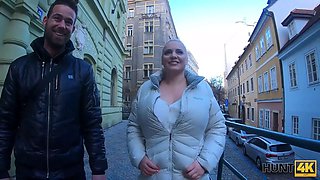 Hunt4k. sissy man regarde comment son rendez-vous satisfait un autre homme