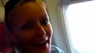 Blondine blst in einem Flugzeug