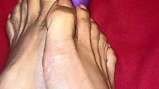 2.melove Playing with Her Dildo Friend with Her Small Feet