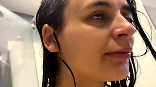 Australian brunette amateurs pussy showering