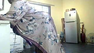 Watchon BBW Cooking with Vibrator in Pussy