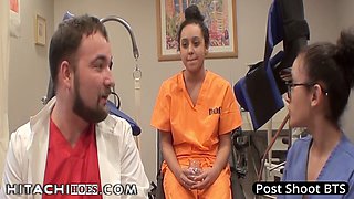 Mia Sanchez, la nouvelle étudiante, reçoit des orgasmes avec le vibromasseur Hitachi de la part des infirmières pendant l'examen médical à HitachiHoesCom