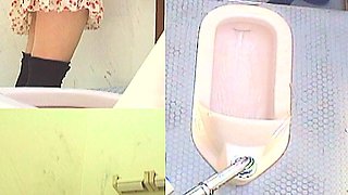 Amateur MILF Sara Bathroom Spy cam