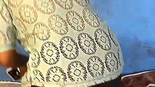 Komal Kam Dhundne Gayi Aur Malik Ne Majburi Ka Uthata Fayda