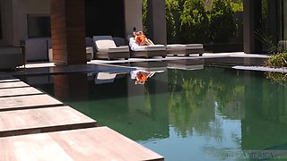 Gorgeous blondie Cali Carter screws outdoors