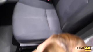Cuckold Sta Aspettando Allaperto Mentre Uno