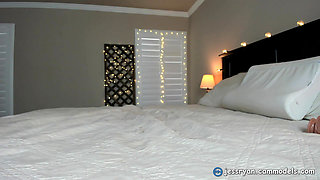 Amazing MILF Uses Toys for Anal