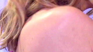 Big ass beauty is pleasuring her gf's cunt on the couch