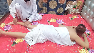 An Indian Desi Milf called the masseur for a massage, and Masseur Fucked Her Indian Desi Bhabhi ki Chudai malish waly ny Chut