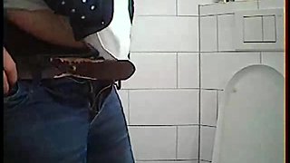 Mature lady pissing while filmed on hidden camera