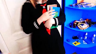 Pretty Girl Fingering Narrow Vagina and Sucking Dildo part1