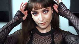 Domino Faye Fucking-the-Goth-Chick-outside-the-Club-in-Dutch