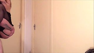 elle se chauffe en attendant sa queue