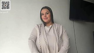 American teen tries on Niqab